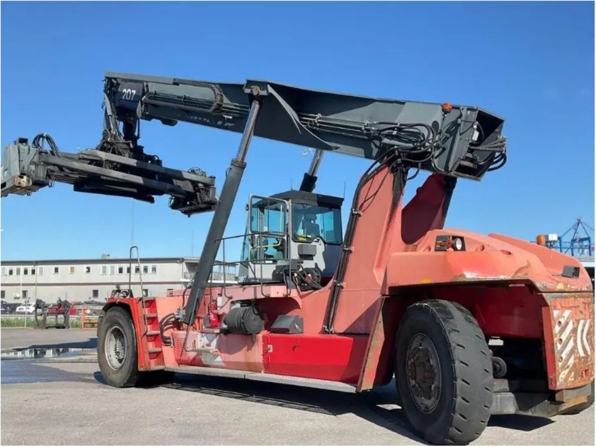 Kalmar Reachstacker hebt Container – Ratgeber Reachstacker oder Containerstapler