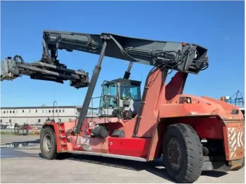 Kalmar Reachstacker hebt Container – Ratgeber Reachstacker oder Containerstapler