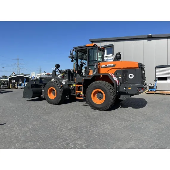 Колесный погрузчик Develon / Doosan DL250 - 7
